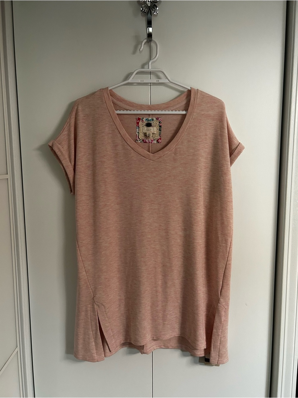 Cupio size L V-Neck Short Sleeve Top in Blush Pink